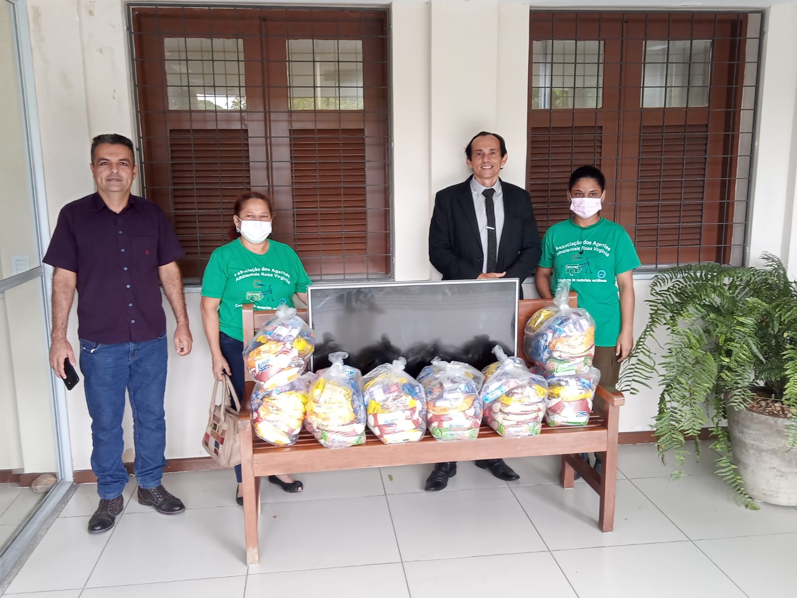 Supesp doa cestas básicas para comunidade no Bom Jardim e recicláveis para projeto da UFC